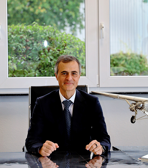 Massimo Scuderi am Schreibtisch Massimo Scuderi - Gründer und CEO von M.K. Computer Electronich GmbH am Schreibtisch